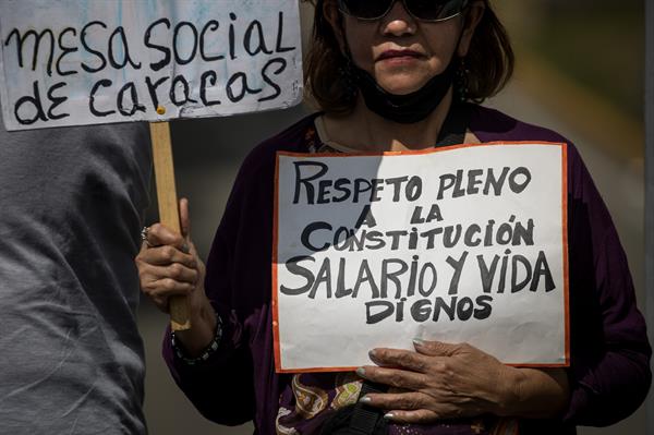 Drama. Trabajadores protestan para exigir mejoras salariales en Caracas.