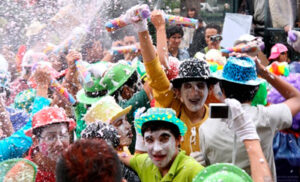 En Baños se prohíbe jugar carnaval con agua, huevos y harina
