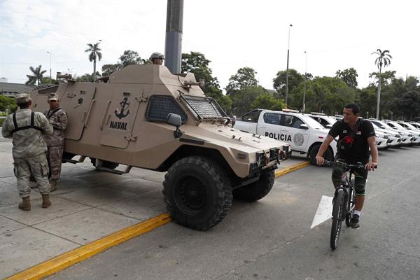 CRISIS. Militares y policías custodian las calles, en el centro de Lima.