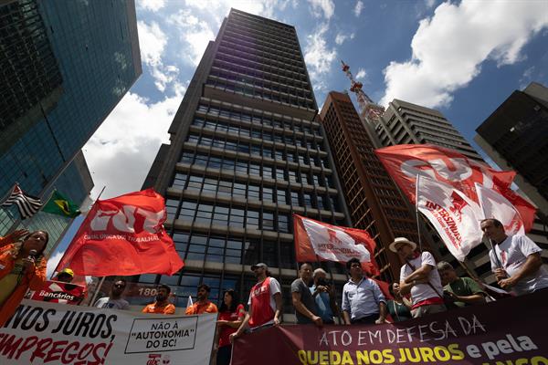 MALESTAR. Manifestantes se han pronunciado frente al Banco Central de Brasil.