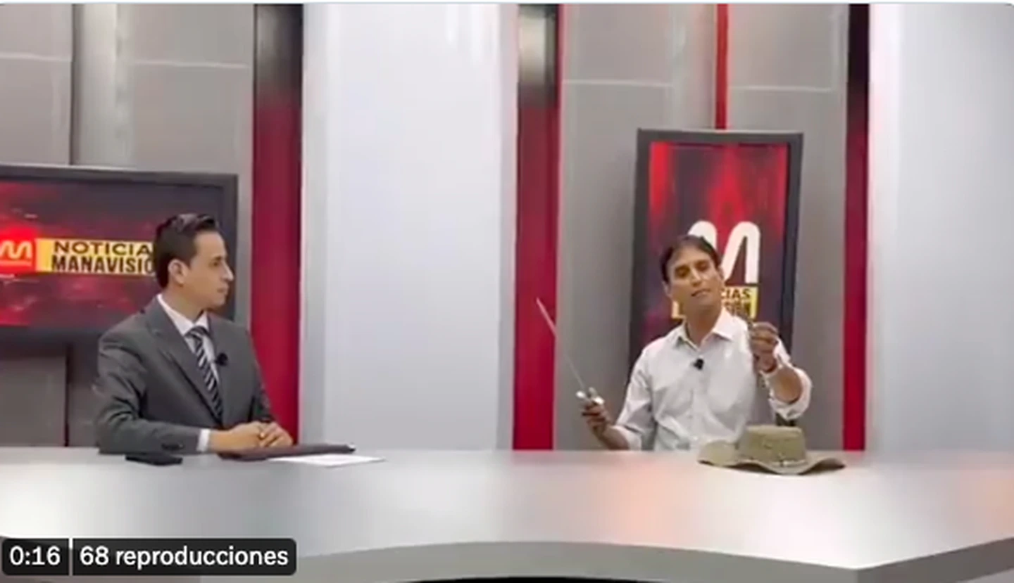 Candidato a la prefectura de Manabí le corta la cabeza a una serpiente durante una entrevista