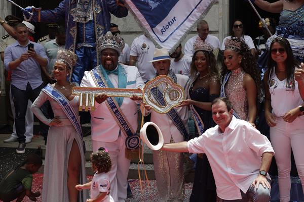 La fiesta se prende en Río de Janeiro tras la bendición del Rey Momo
