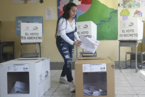 Cedatos: 73% de los ecuatorianos no cree en los partidos políticos y el 83% no sabe por quién votará