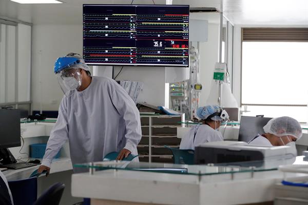 Empleados de la salud trabajan en una unidad de cuidados intensivos para enfermos de covid-19 en un Hospital en Bogotá