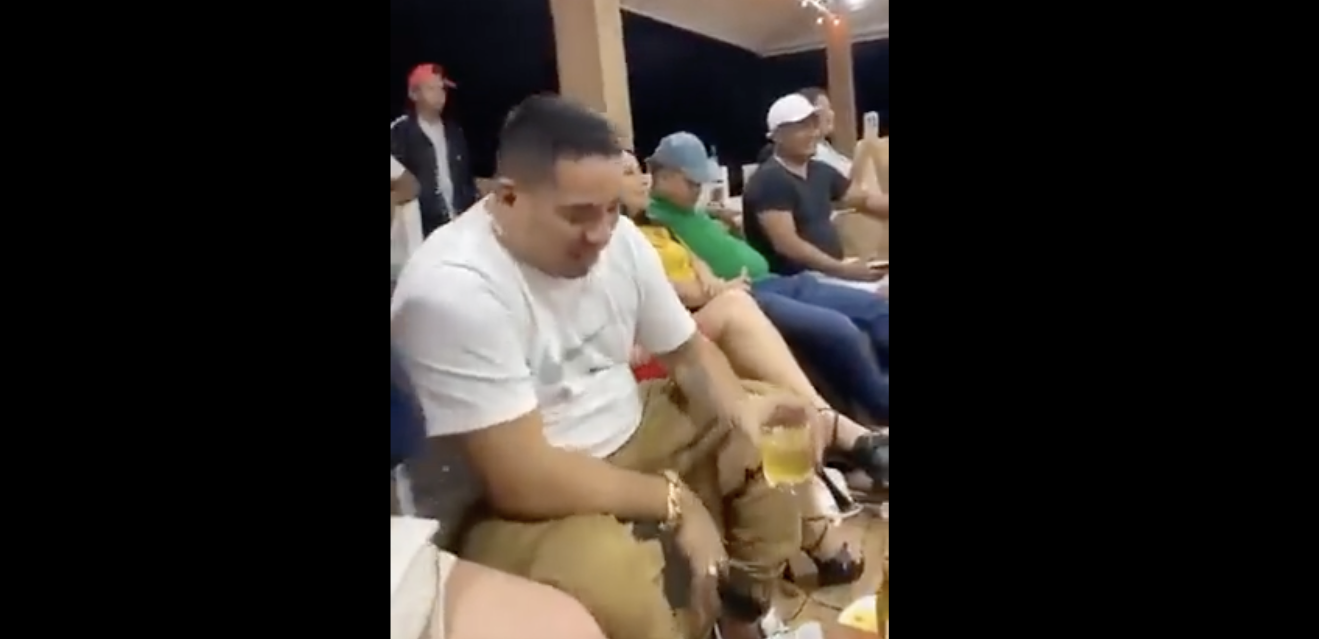 Junior Roldán, cabecilla de Los Choneros, festeja su libertad tomando alcohol pese a las múltiples enfermedades que dice tener