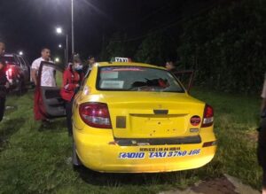 EVIDENCIAS. La última víctima fue un taxista, cuyo vehículo presentaba varios impactos de bala.