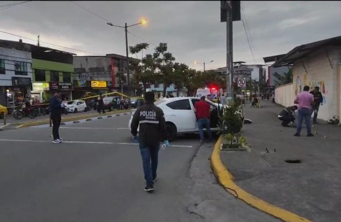 LEVANTAMIENTOS. Los cuerpos son trasladados al Centro Forense para la respectiva autopsia.