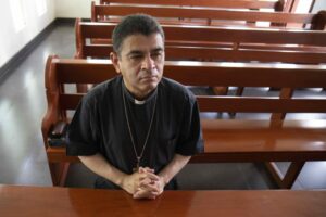 Obispo nicaragüense es condenado a 26 años de cárcel por negarse a ser desterrado