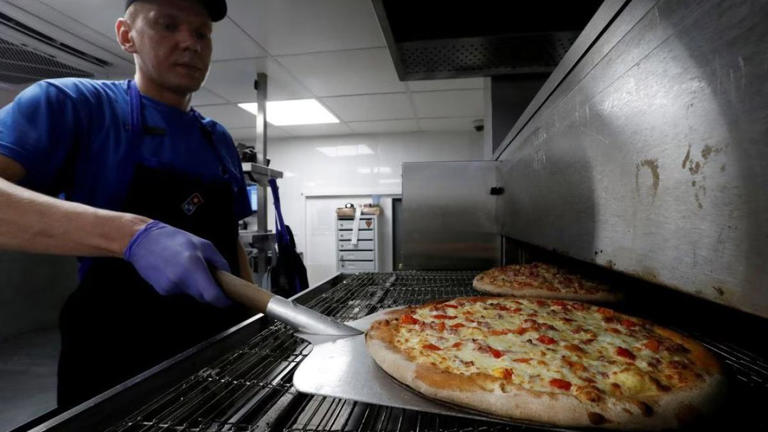 Pizzas y pastas sin tomate en Reino Unido como consecuencia de la inflación y la escasez
