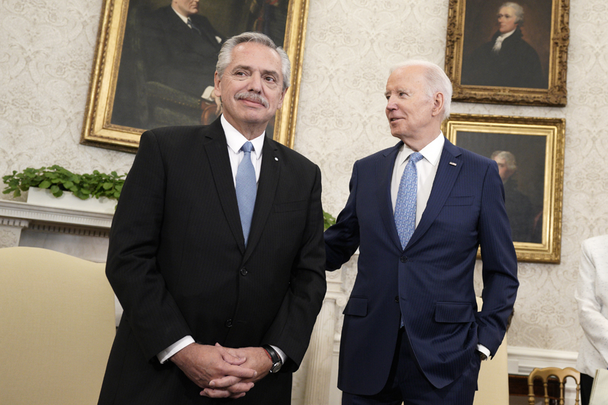 ENCUENTRO. El presidente de Argentina, Alberto Fernández, junto a su homólogo de EE.UU., Joe Biden.