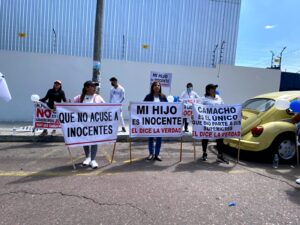 PLANTÓN. Familiares del teniente Alfonso Camacho a las afueras de la Casa de Justicia de Carcelén, en el norte de Quito, el 14 de febrero de 2023.