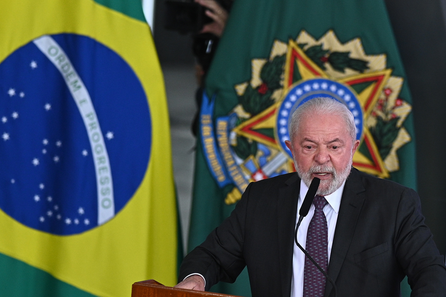 Acto. El Presidente de Brasil, Luiz Inácio Lula da Silva, al firmar decretos de promoción de igualdad de género.