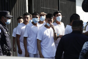 Un año del régimen de excepción en El Salvador entre denuncias y aprobación