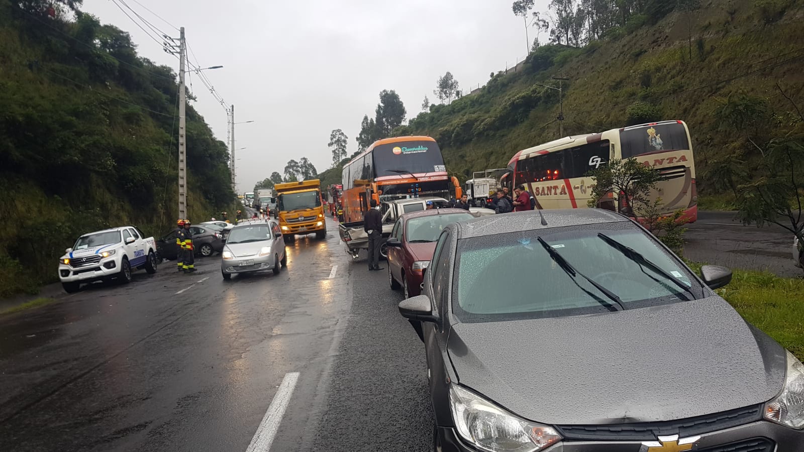 Se registra nuevo accidente en la Avenida Simón por las intensas lluvias