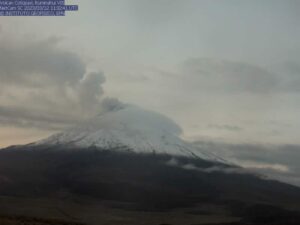 Volcán Cotopaxi vuelve a mostrarse en medio de la niebla de los Andes