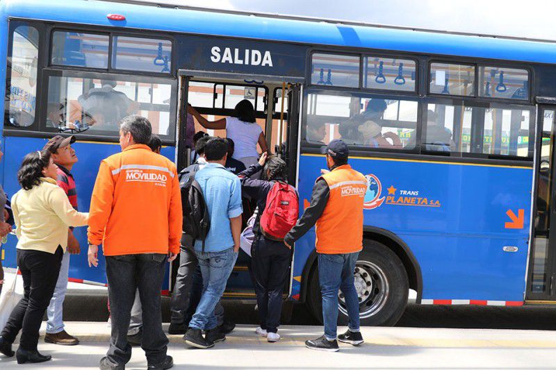 MOVILIDAD. La reestructuración de rutas y frecuencias de buses en superficie es primordial para llevar pasajeros hacia El Metro de Quito.