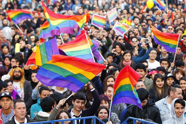 Diversidad. Una multitudinaria marcha en apoyo a la comunidad LGTBI en Santiago de Chile. EFE