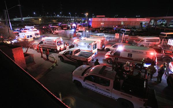 Registro. Organismos de rescate durante el incendio en las instalaciones del Instituto Nacional de Migración (INM).