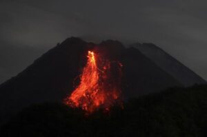 El volcán indonesio Merapi, de los más activos del mundo, entra en erupción