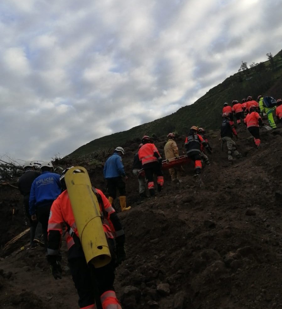 Cifra de muertes en Alausí sube a 14. Las lluvias complican la búsqueda