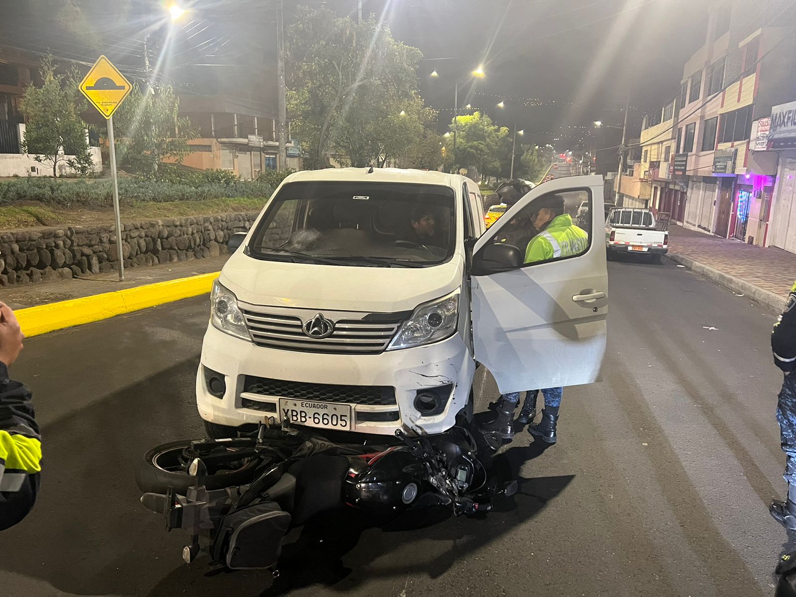 El carro quedó con la moto atascada en la parte frontal, mientras que el motorizado resultó lesionado.