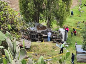 Camión se vuelca en el Paso Lateral de Ambato