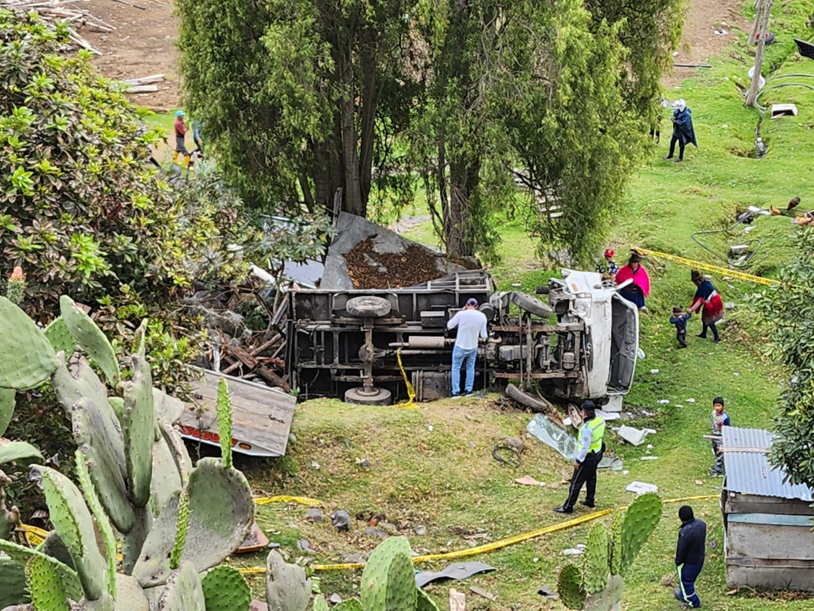 Un poste de alumbrado público fue destruido por el camión que luego cayó al barranco.