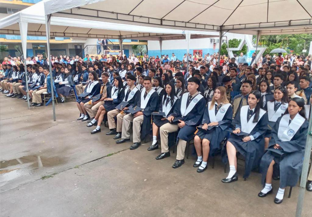 Más de 10 mil estudiantes se incorporan como bachilleres en la Zona 7
