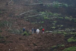 Deslizamiento de tierra en Alausí deja, por el momento, 16 muertos
