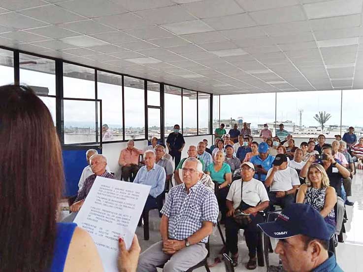 DIÁLOGO. En Santo Domingo participaron de la reunión un grupo de perjudicados.  