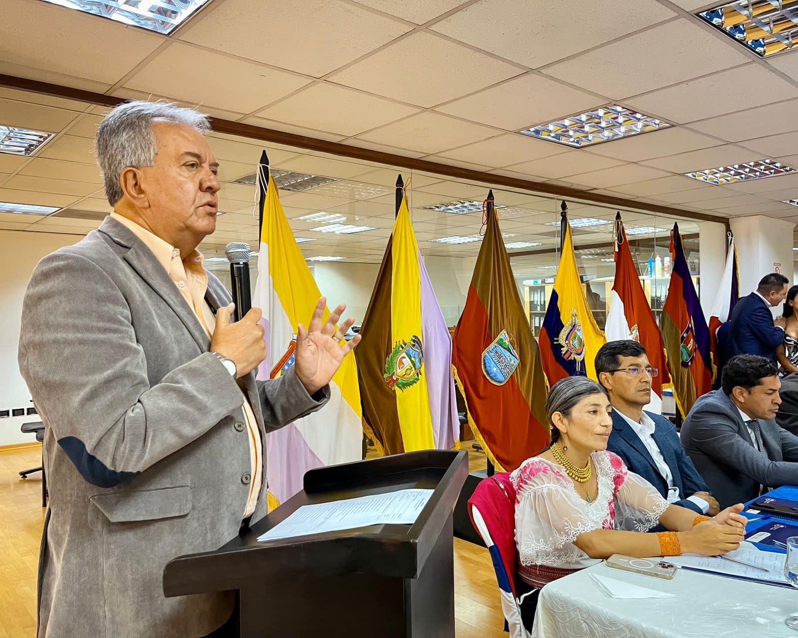 Funcionarios. Álvaro Castillo, alcalde electo de Ibarra, dando un discurso junto al prefecto y viceprefecta electa, Richard Calderón y Paolina Vercoutere. (Foto: Redes sociales Álvaro Castillo)