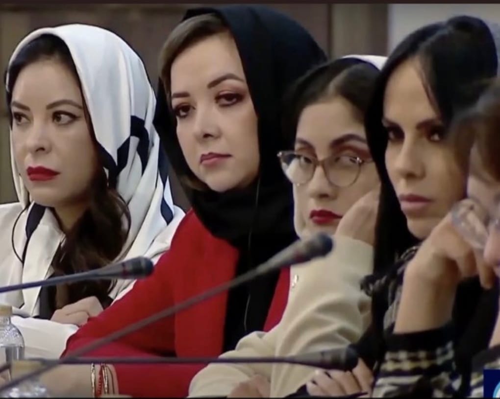 VIAJERAS. Pamela Aguirre, Jhoana Ortiz, Viviana Veloz y Marcela Holguín, en Irán.
