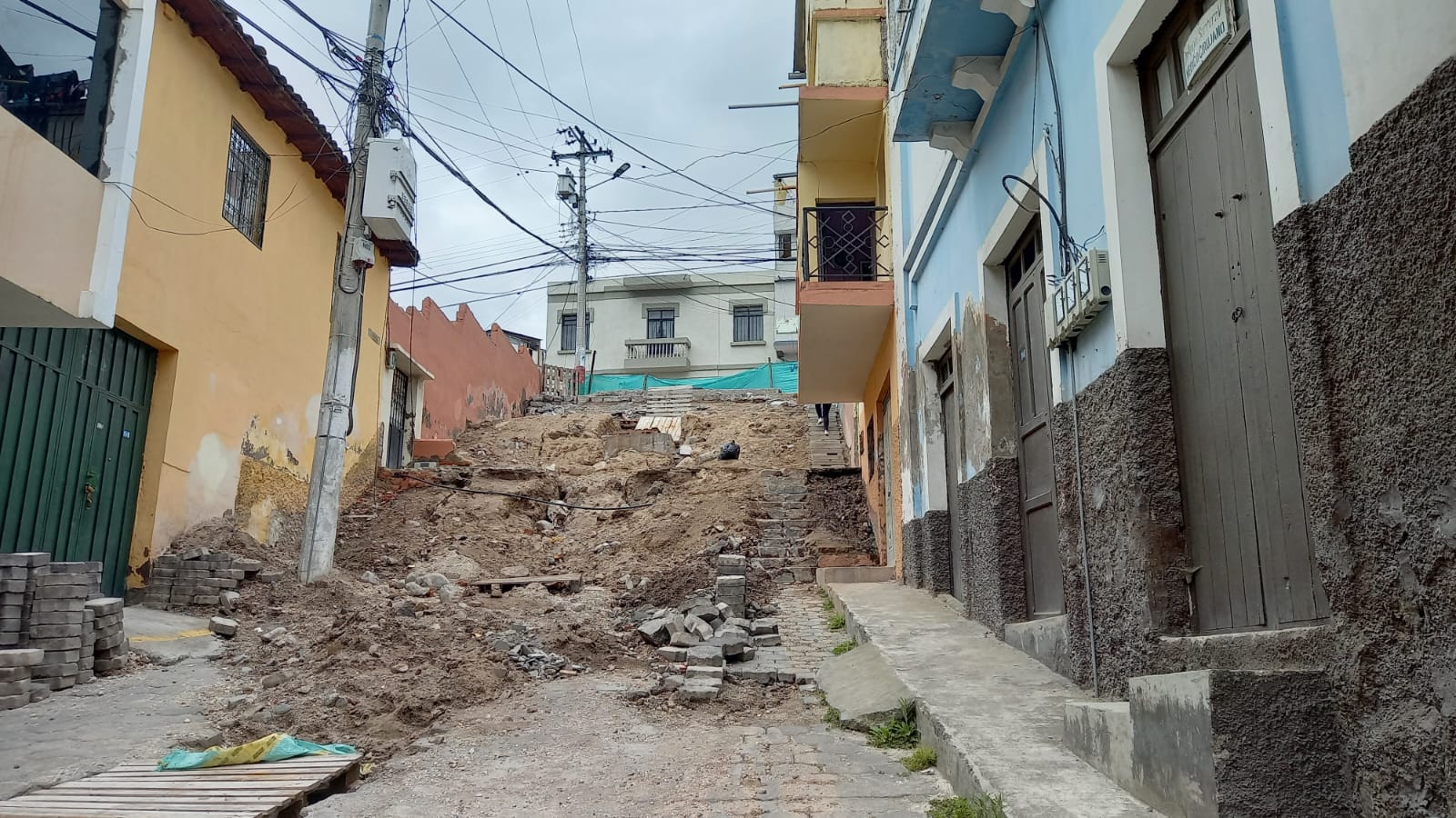 Malestar por obra inconclusa en la calle Casahuala, en Ambato