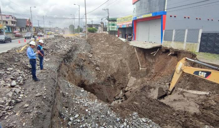 COLAPSO. Provocó inundaciones en varios sectores aledaños al baipás Chone – Quinindé.