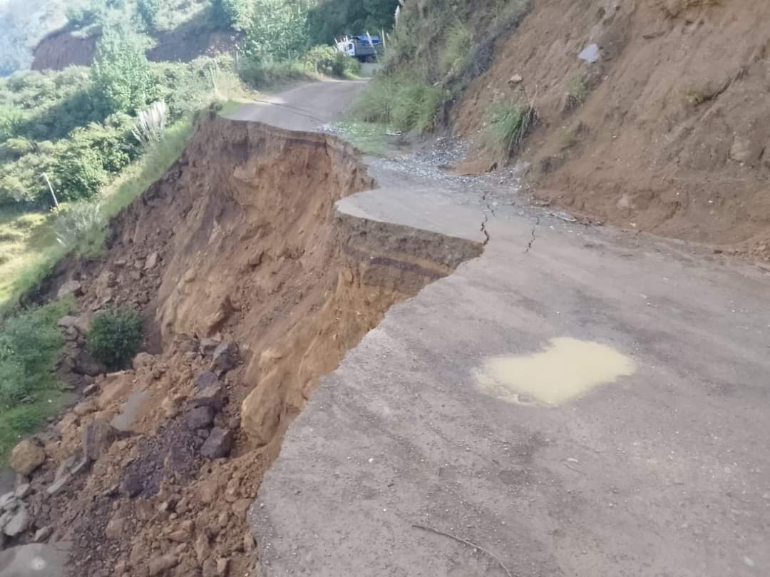 Gualel incomunicado, tramo vial se fue al abismo