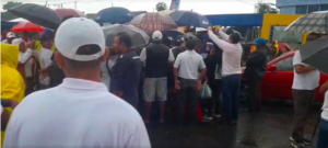 Plantón de comerciantes en Atacames, piden el cese del estado de excepción