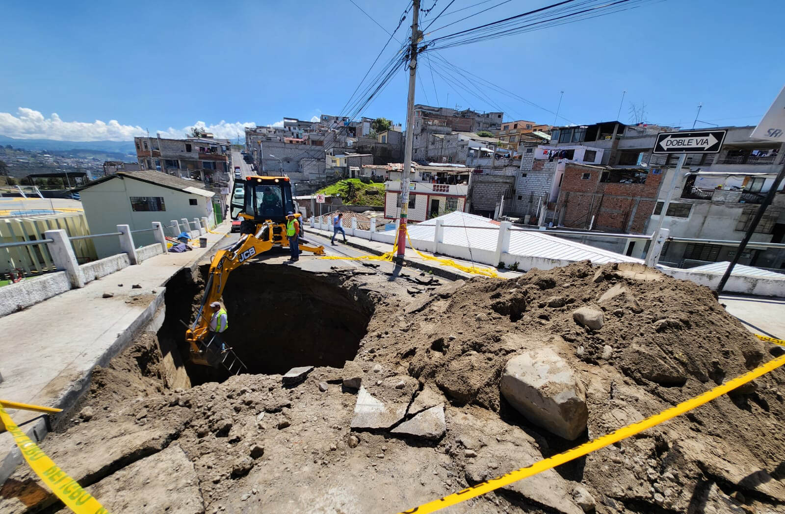 El enorme hueco que está en la calzada aún está siendo intervenido por personal de la Emapa de Ambato.