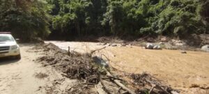 Evacuación de personas por deslizamiento de tierra sobre el Río Ambocas