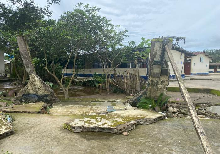 INVIERNO. Cerca de un metro y medio de agua ingresó a las instituciones educativas de Valle Hermoso.