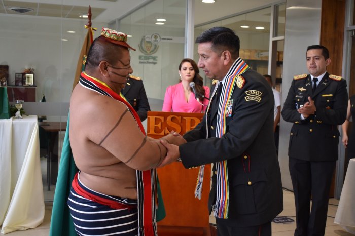 Acto.  Víctor Villavicencio recibió una de las partes insignias referentes al atuendo del hombre Tsáchila.