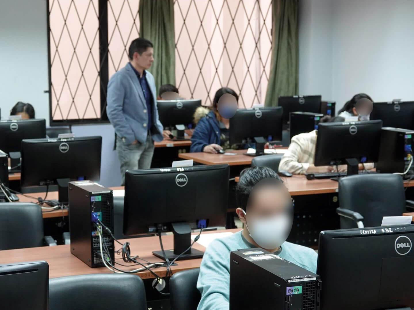 Los estudiantes junto a sus padres acudieron a la UTA para rendir la evaluación.