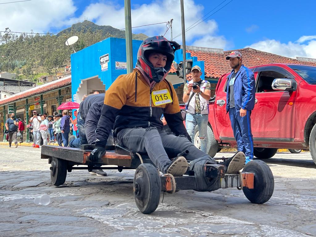 Los coches de madera son parte de las festividades de Saraguro