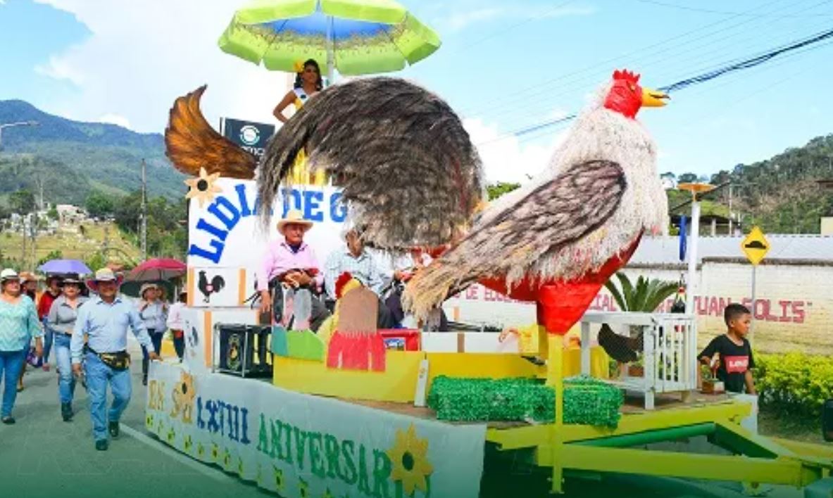 Empezaron las fiestas con el desfile de carros alegóricos y elección de Reina.