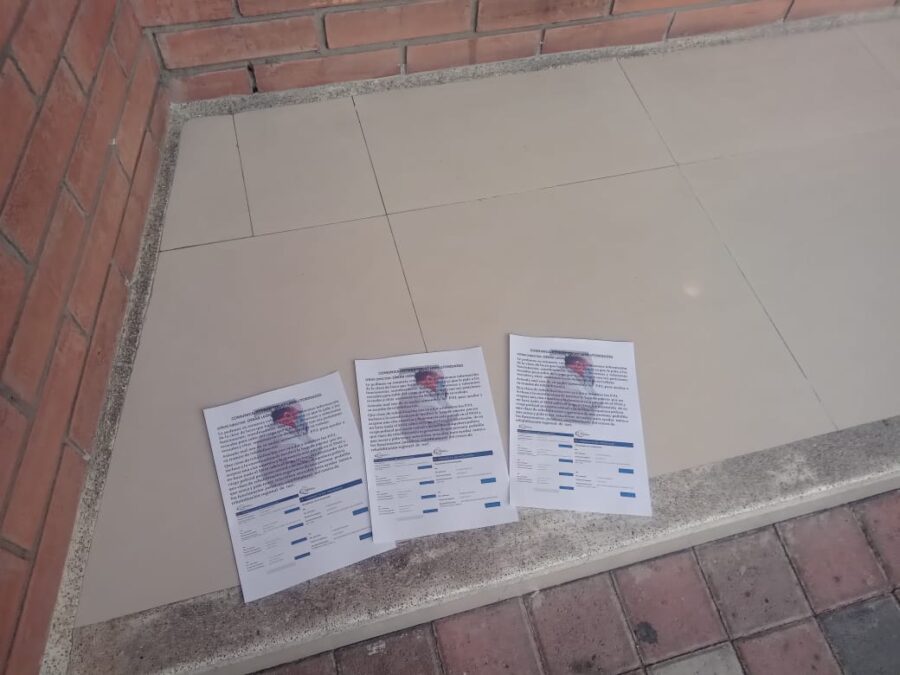 Panfletos dejados fuera de la Unidad Judicial del Azuay.