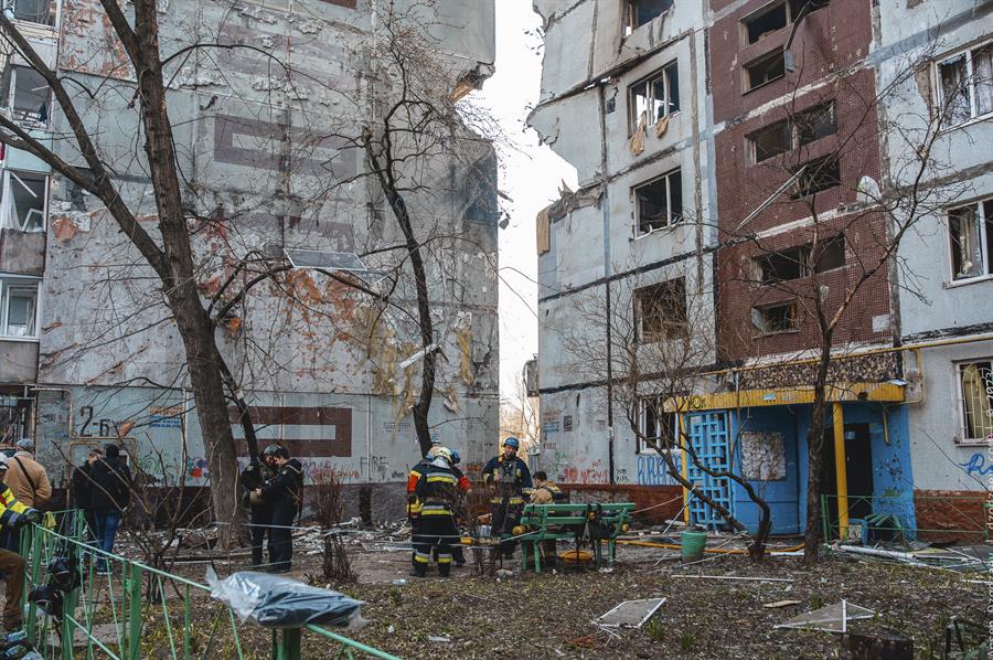 Referencia. Imagen de uno de los últimos ataques rusos a Zaporizhia, Ucrania, el 22 de marzo de 2023. (Foto: EFE)
