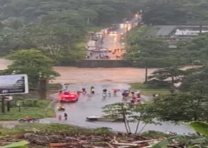 Lluvias colapsan centros poblados y puentes