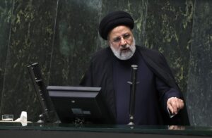 El presidente iraní dice que el velo es una «necesidad religiosa y legal» para las mujeres