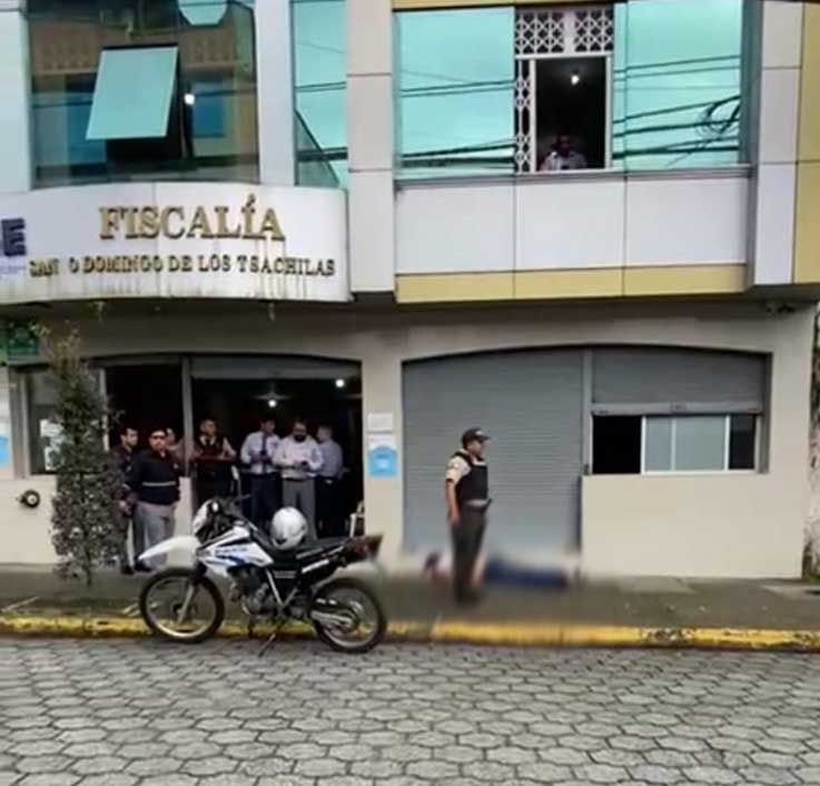 SUCESO. En los exteriores de la Fiscalía quedó el cuerpo del policía asesinado.