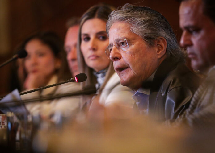 EXPECTATIVA. Guillermo Lasso sigue con atención el proceso en la Asamblea.