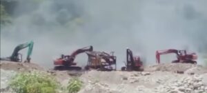 Policías peruanos bombardearon maquinaria dedicada a la minería